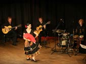 Volker Niehusmann (Ba&szlig;gitarre) und Georg Kinzuis (Perkussion)  mit Renate Pomp (Tanz)